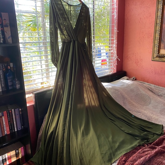 Beautiful Green maxi dress - Picture 2 of 8